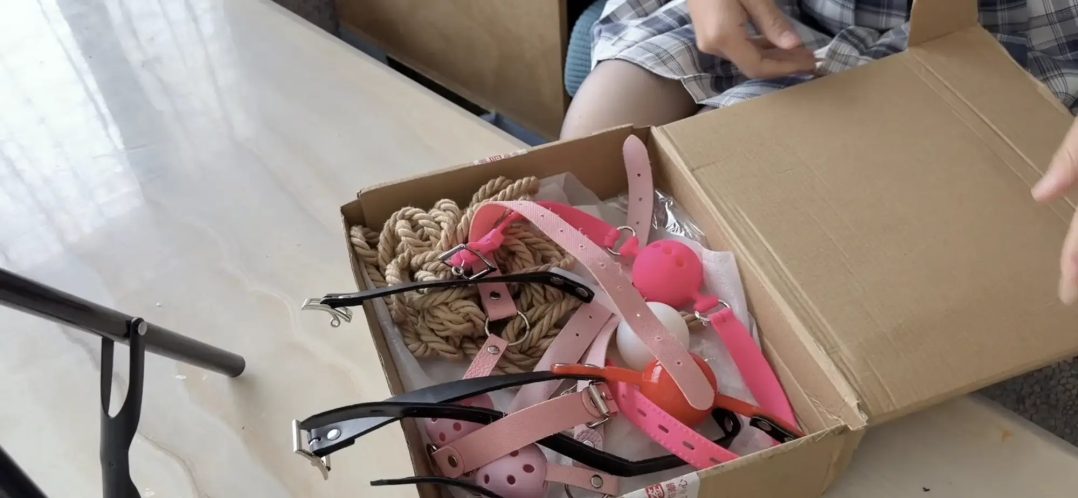 《直播事故》小姐姐是一位卖货主播，接到公司电话要求卖道具，直播过程中被坏人捆绑想办法获救，最后采访-1