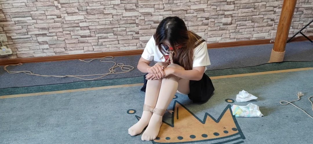 大学生妮妮试镜，大号口球堵嘴《后手观音和直臂并腿海老缚放置》绑得只能扭动完全动不了，大号口球把小嘴塞满撑到极限，受不了，只能挣吟叫解开-12