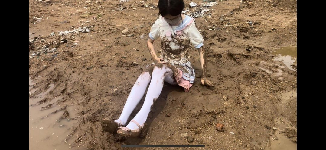 真实小区垃圾站臭水沟淤泥白丝软妹重口调教-11