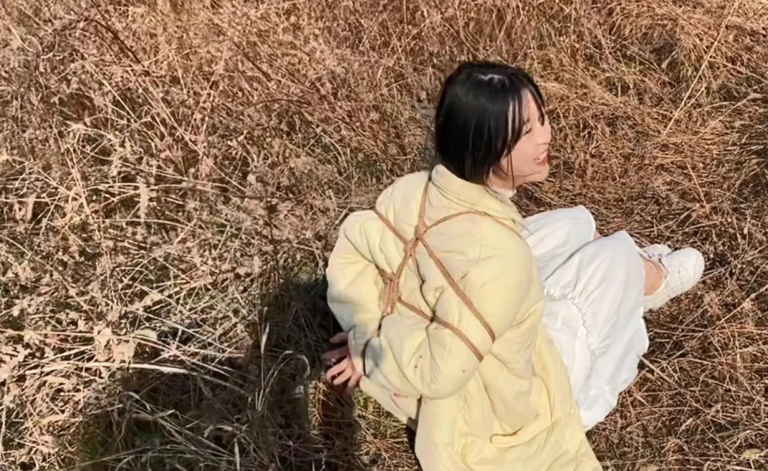 女大学生第一次体验捆绑，室外，3度。6级风，寒风刺骨 可是依然开心-1