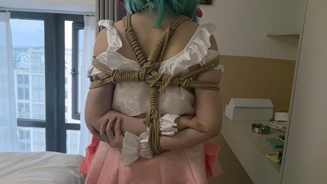 瑶妹来解锁kiss toy突突更多玩法 继续体验两位数入潮 鸭子坐木马突突入潮 强制分腿入潮 跪立电击皮革头套呼控 昏迷了不要紧-1 瑶妹来解锁kiss toy突突更多玩法 继续体验两位数入潮 鸭子坐木马突突入潮 强制分腿入潮 跪立电击皮革头套呼控 昏迷了不要紧-1