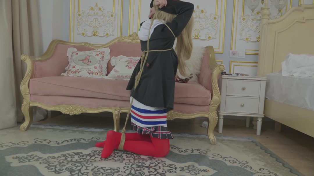 红鲤鱼作品《女神异闻录5之如果高卷杏遇到假摄影师上集》，混血美模被摄像师强行拍蒙眼封住的绳片-6
