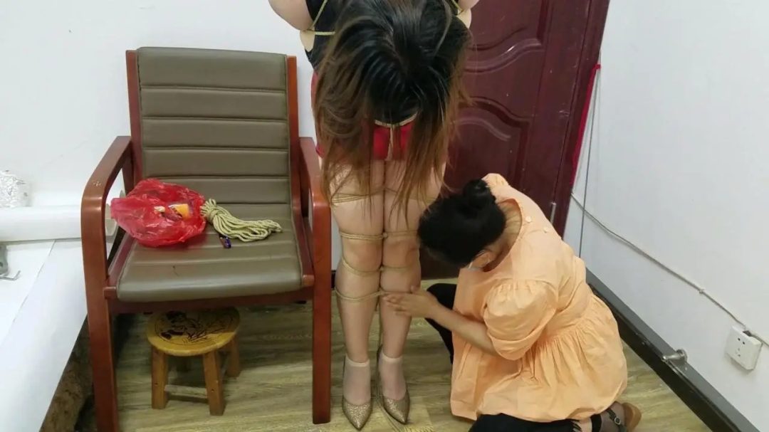 记忆之绳定拍：男女S捆捆堵折磨中年胖女M-3
