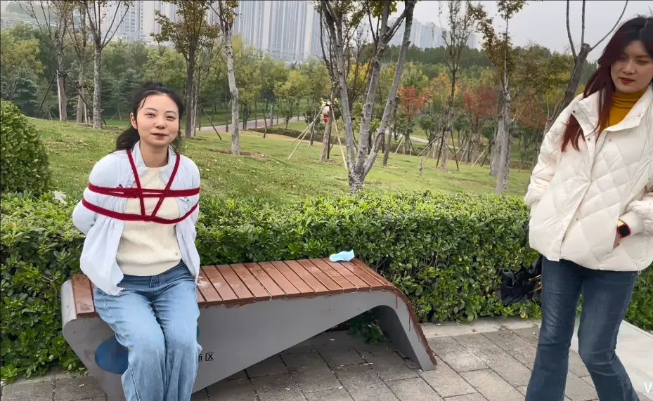 蹦跳训练 脚绑起来 蹦着上下台阶 增加难度蹲着慢慢蹦 慢慢向前走动 中间好几次差点摔倒路人看到模特做这些奇怪的动作，异样的眼光 心里害怕 刺激心血来潮 无比的激动 真的怕他们来问这是在干什么-4