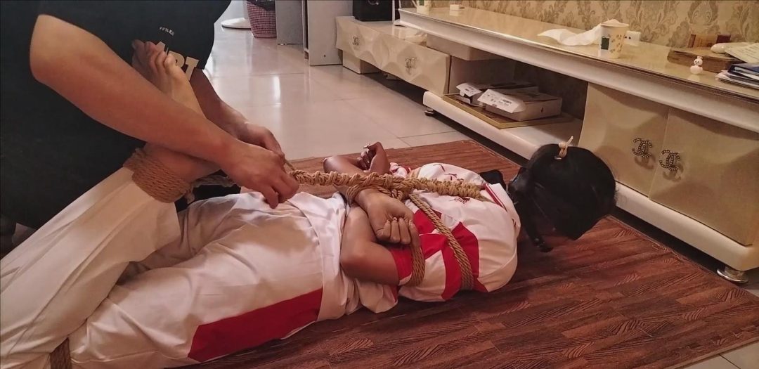网恋被骗，遭男子玩弄，抗肩打屁股，痒痒脚丫，口球蒙眼，最后驷马放置，为自己任性买单-7