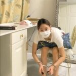 她铐着脚白天下楼取外卖的视频