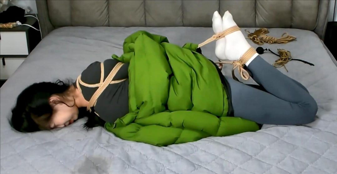 性感小猫咪晴子大床上的特殊训练第二季，脱掉鞋子晾凉脏白袜，玩玩小脚丫、打打小屁股，突然的捂臭鞋驷马放置，可怜丫头的挣扎很疲惫-9
