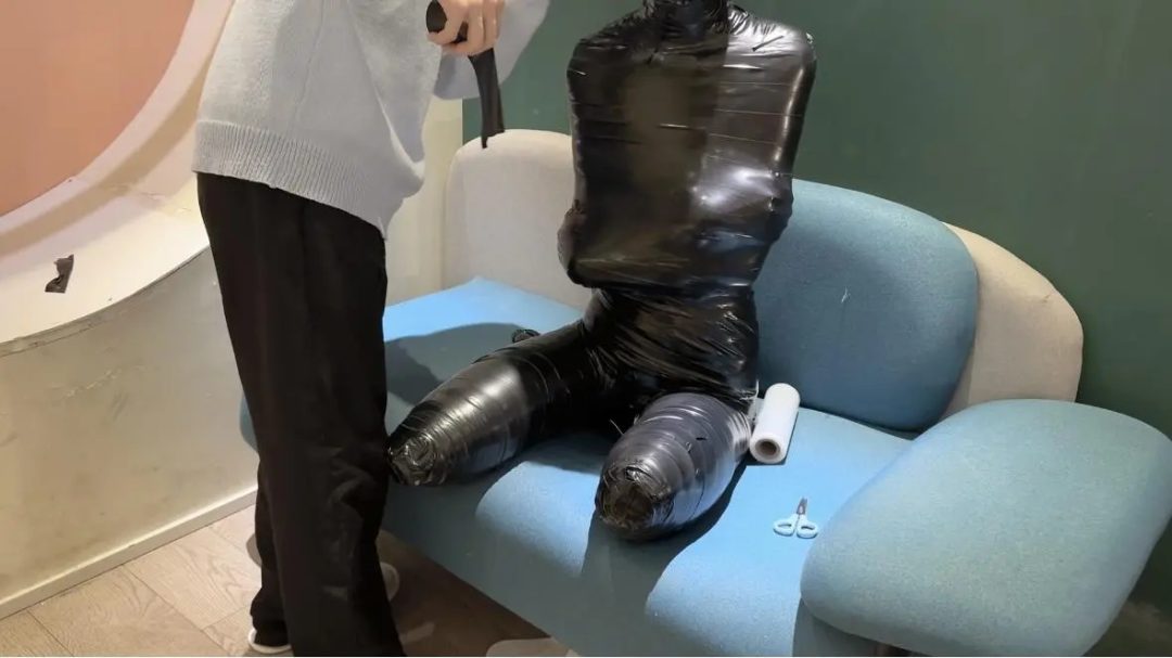 胶带分腿全包堵嘴蒙眼 被包裹用上郊狼电击放置折磨 只能无助呻吟-2