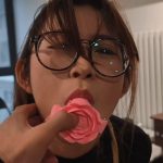 模特 小澜 这是小澜第一次尝试深喉口球 不停的干呕和流口水 希望各位会喜欢 后面有裸足福利 马桶口塞