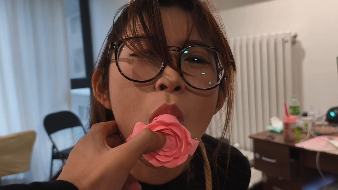 模特 小澜 这是小澜第一次尝试深喉口球 不停的干呕和流口水 希望各位会喜欢 后面有裸足福利 马桶口塞-1