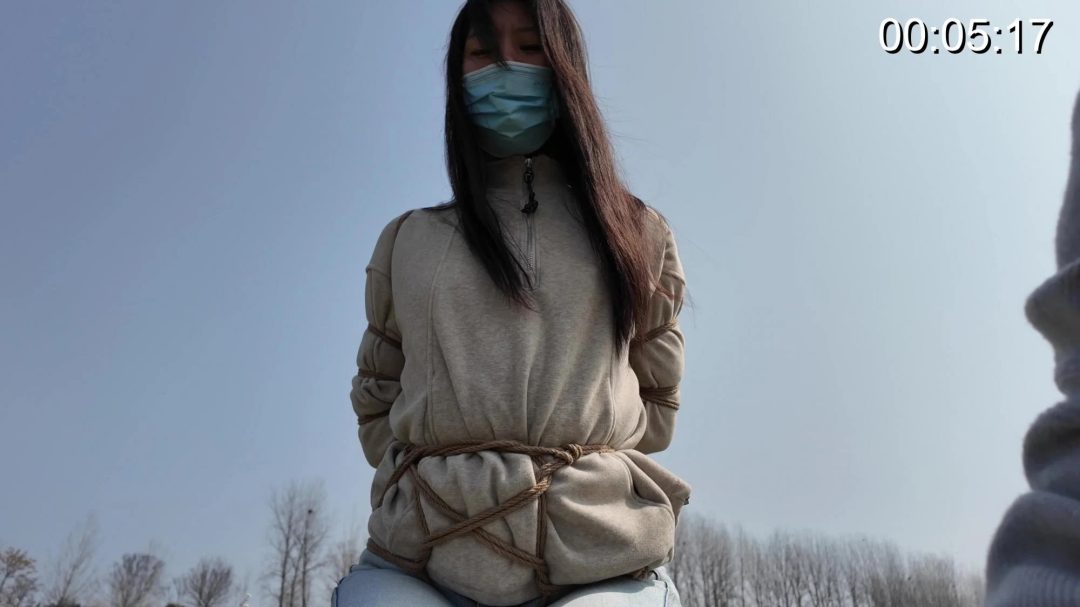 户外五花紧缚口罩里边戴着口球-4