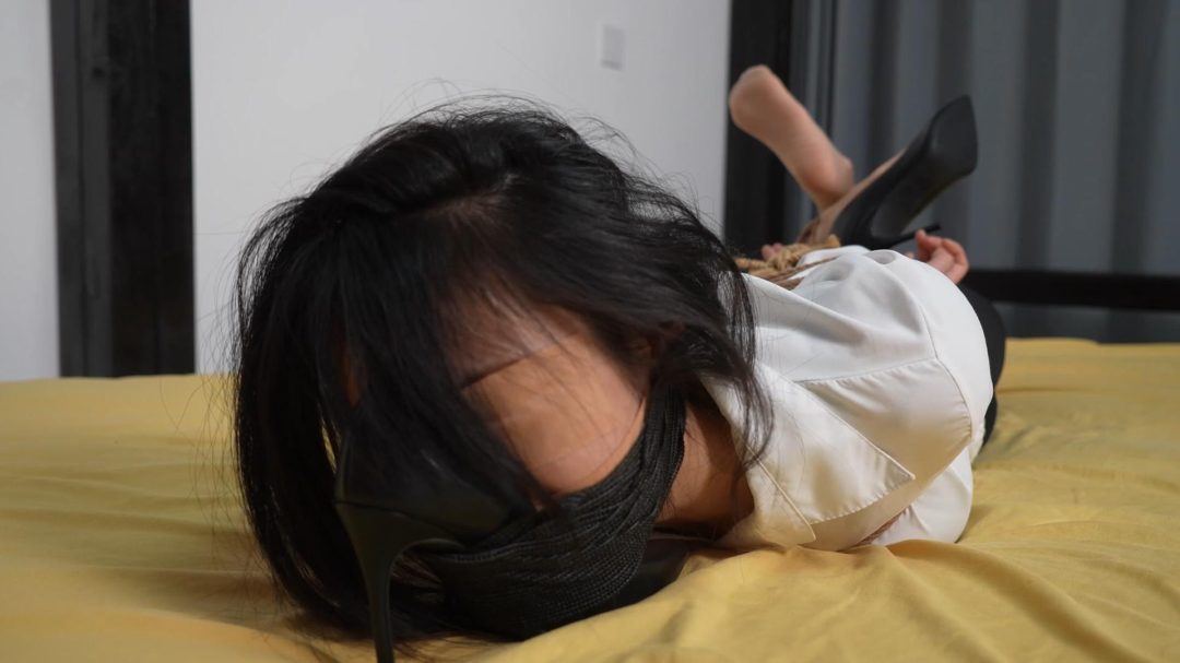 象人定拍—神秘的录像带上，嗷嗷高跟鞋扣脸+浴室湿身捆绑-2