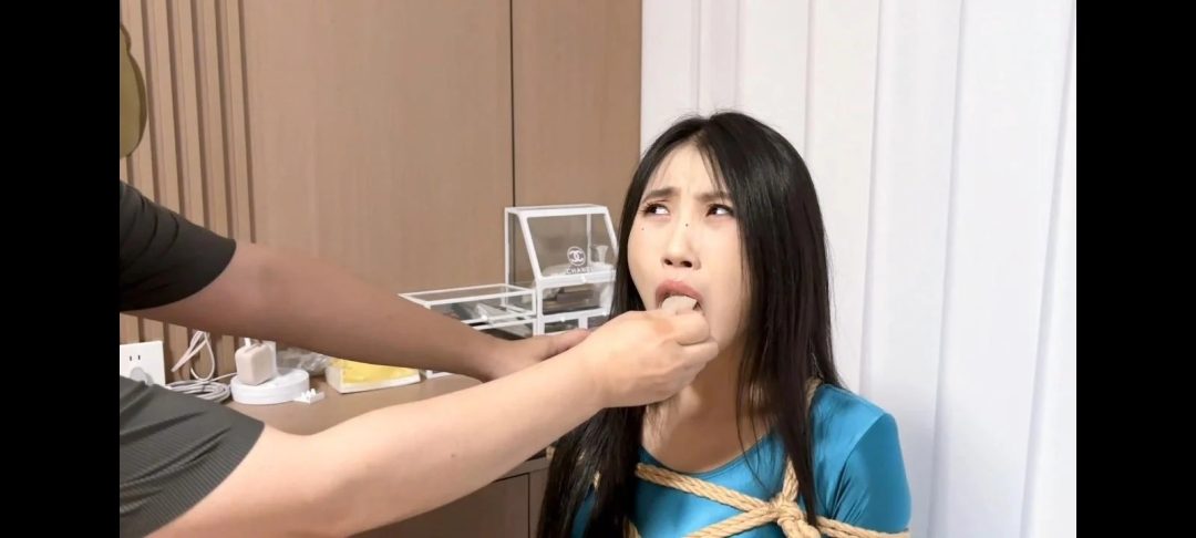 蓝衣女侠的地狱折磨 定身任人摆布 老虎凳式捆绑 真实电击 口环 原味丝袜 足控狂挠脚心-6