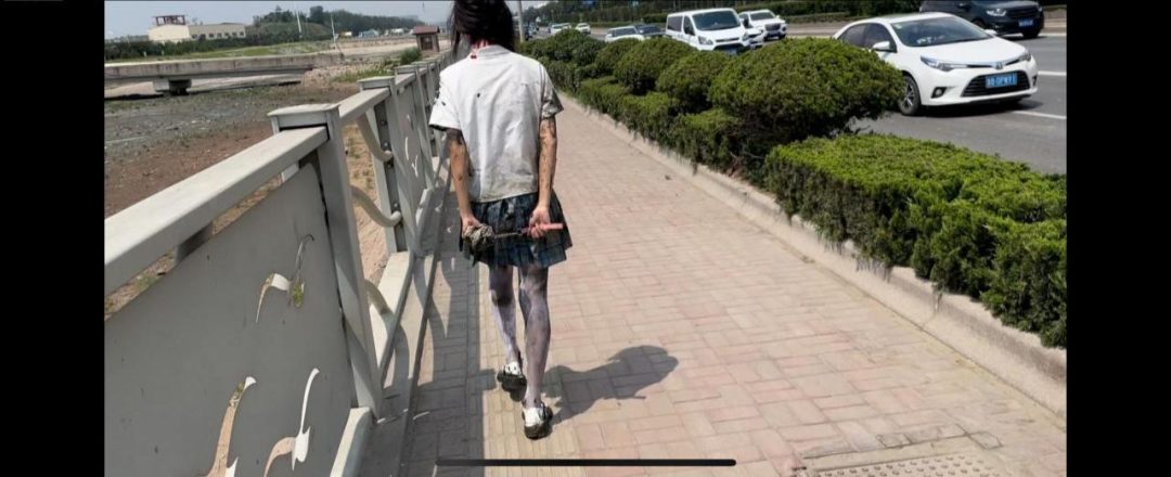 JK白丝臭水沟捆绑 路边朝路人展示 浑身弄脏 绝对刺激-2
