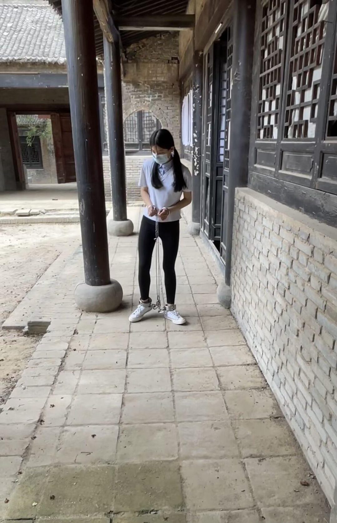 影视城中的10金重镣女孩-4
