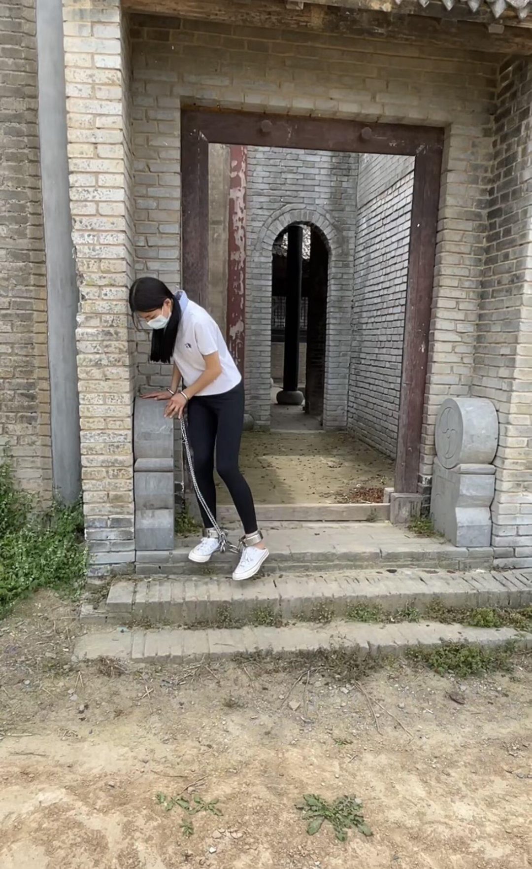 影视城中的10金重镣女孩-1