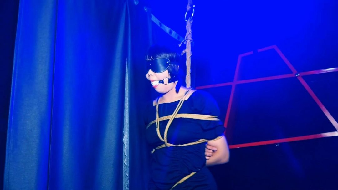 定拍转公映《塑料姐妹》第2集 美女被主人驯服后诱骗闺蜜过来K歌迷晕后绑到主人的地下牢房刑讯-9