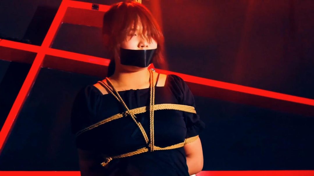 定拍转公映《塑料姐妹》第2集 美女被主人驯服后诱骗闺蜜过来K歌迷晕后绑到主人的地下牢房刑讯-7