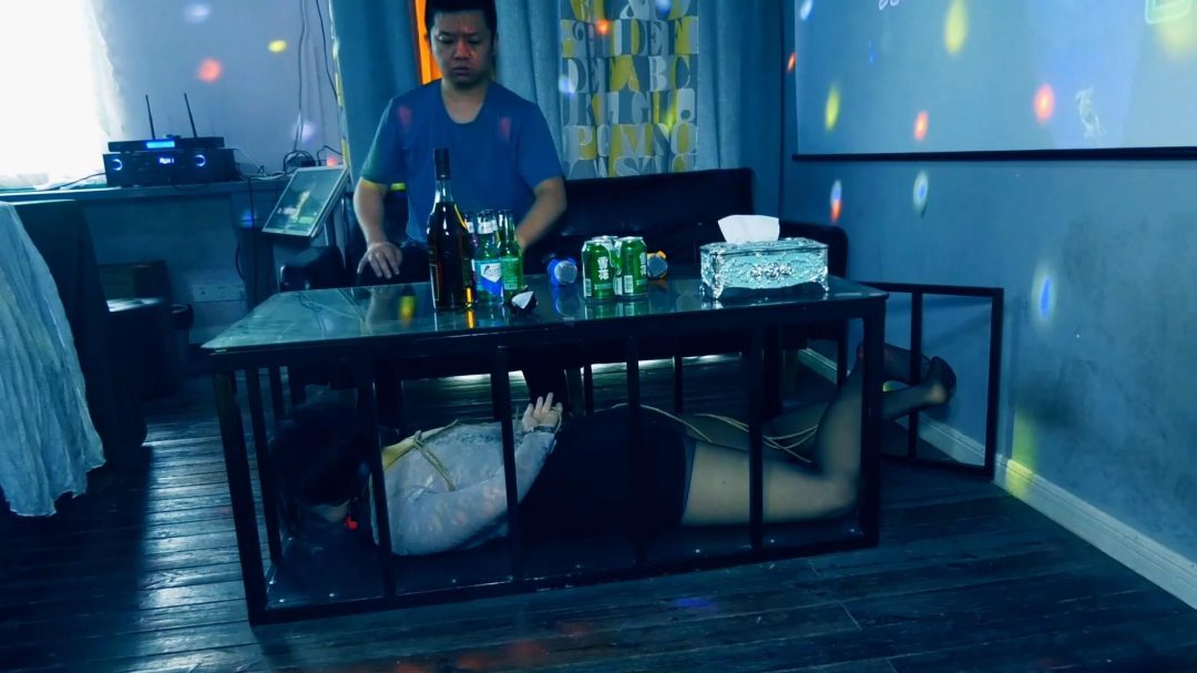 定拍转公映《塑料姐妹》第2集 美女被主人驯服后诱骗闺蜜过来K歌迷晕后绑到主人的地下牢房刑讯-2