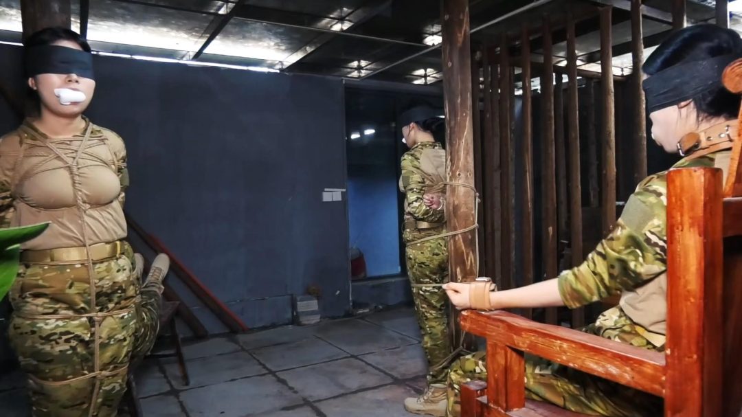 【大制作电影级】定拍转公映《特战忠魂》上集 女特战队员执行任务不慎掉入陷阱被敌人抓到基地折磨-12