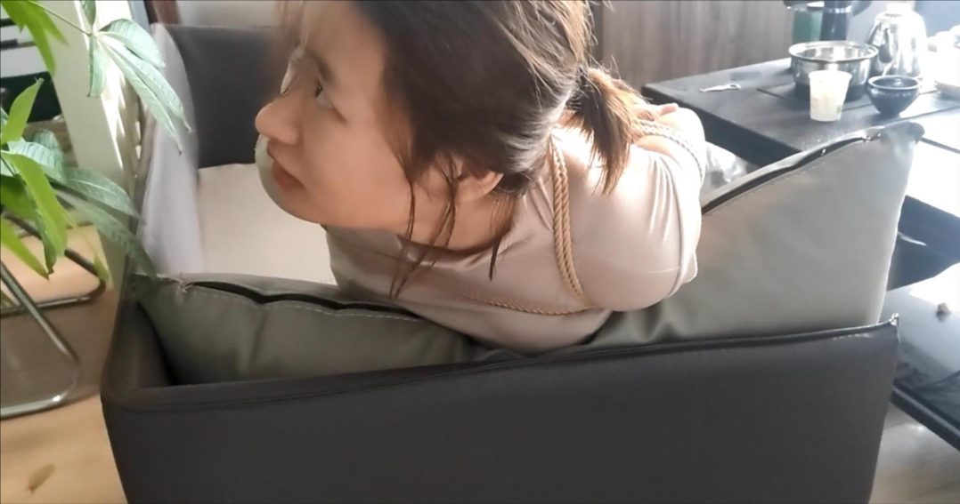 妞妞办公室绳艺故事第一季，性感高跟包臀裙，美腿展示、TK挑逗、SP、沙发跪缚TJ-4