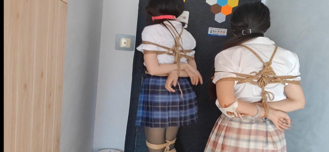 慧慧和她的好闺蜜颖颖《快递陷阱之闺蜜双双被绑架》慧慧买了新鞋子,拿着快递就到闺蜜颖颖家一起分享,一起拆开快递盒子,结果一拆开里面是很多绳子,和两个大号的口球还有两双丝袜,慧慧便用手机拍完照就去快递站去-17 慧慧和她的好闺蜜颖颖《快递陷阱之闺蜜双双被绑架》慧慧买了新鞋子,拿着快递就到闺蜜颖颖家一起分享,一起拆开快递盒子,结果一拆开里面是很多绳子,和两个大号的口球还有两双丝袜,慧慧便用手机拍完照就去快递站去-17