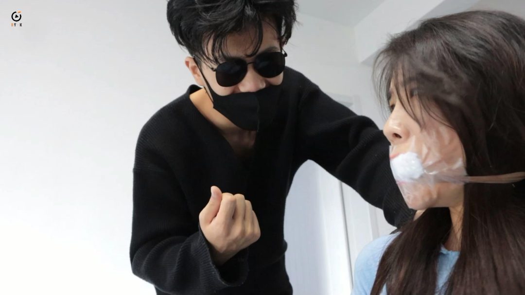 【得意客定制】柳洋主演DID剧情片《入室复仇千金》（下）被迫交出密码的女孩依然被长期监禁折磨，直到最后……-7
