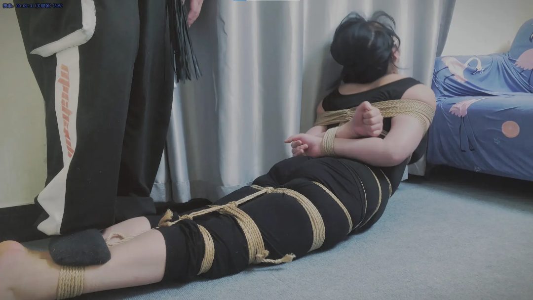 绑缚挠脚心打屁股-3