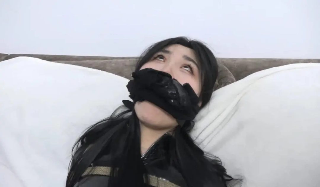 【逍遥定拍】吴晗上门推销丝袜被主人迷晕捆绑TK-2