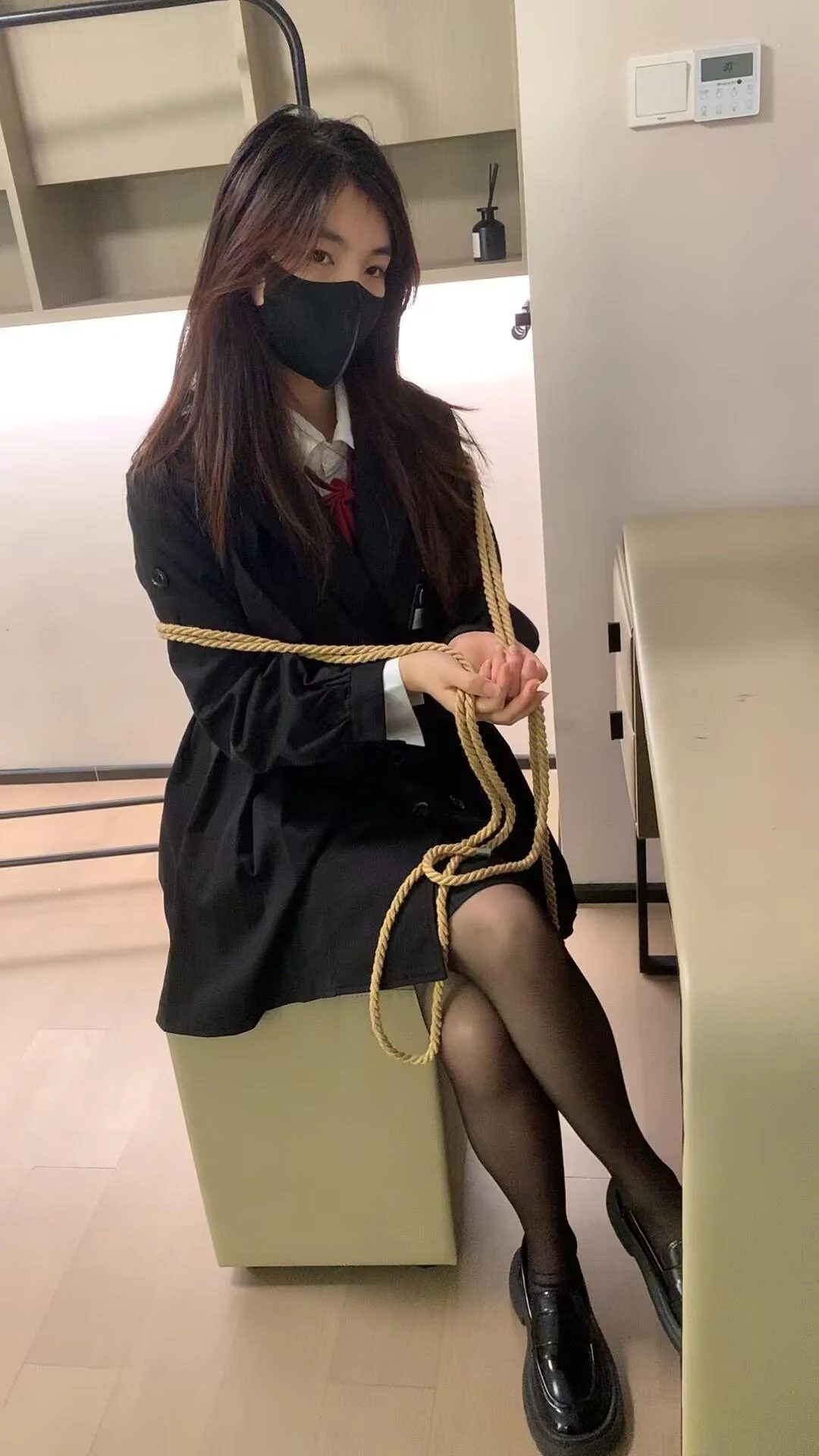 我本来对着镜子自拍呢，忽然困了就趴桌子上睡着了，再一醒来就被绑住了！（鱼果儿我本来是个高冷的学姐才对，被绑上后直接秒变成憨憨了QwQ）-1