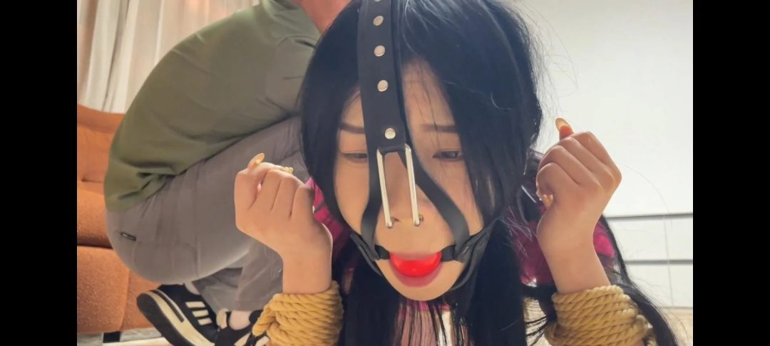 【云雀订拍神奇母狗雕像】人形犬缚 疯狂挠脚心 电击折磨 重度打屁股 定身 马具口球 鼻钩 原味丝袜堵嘴 疯狂折磨-2