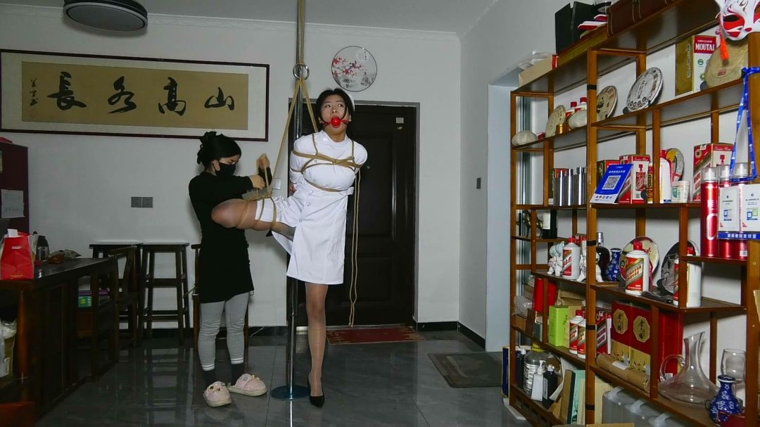 被悬吊的女护士-10