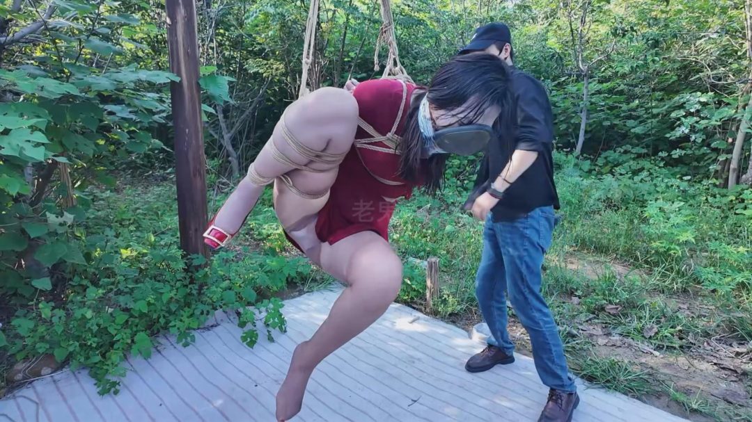 【老鬼定拍】初心《夏可野外闷热炼狱下》【咖丝高跟/情绪崩溃/野外/湿身脏身/空姐重口原味丝袜鞋/吊/访谈】-6