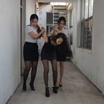【忘忧社工作室】新模特小可冉冉饰演女J，张澜逃跑被抓后因拒不交代，被吊起来惩罚，还是不说，后又被带到刑讯室反手吊，电椅惩罚