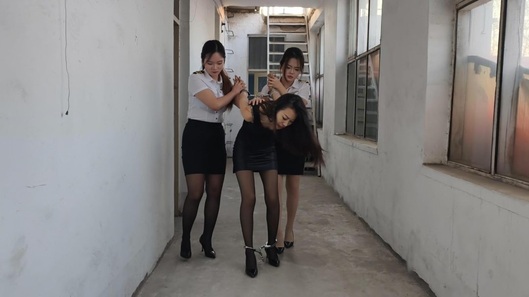 【忘忧社工作室】新模特小可冉冉饰演女J，张澜逃跑被抓后因拒不交代，被吊起来惩罚，还是不说，后又被带到刑讯室反手吊，电椅惩罚-1