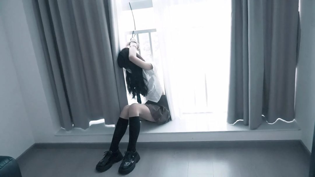 油亮丝袜JK妹妹居家自玩丝袜全包，谁料劫匪入室胶带捆绑，手铐高手束缚……-12