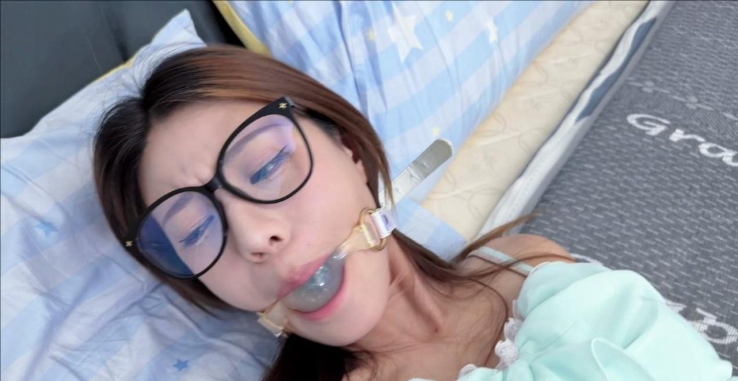 【闺蜜家的秘密】灵儿 邱月明来闺蜜家 被闺蜜老公迷晕肉丝 黑丝 白袜 口球-7