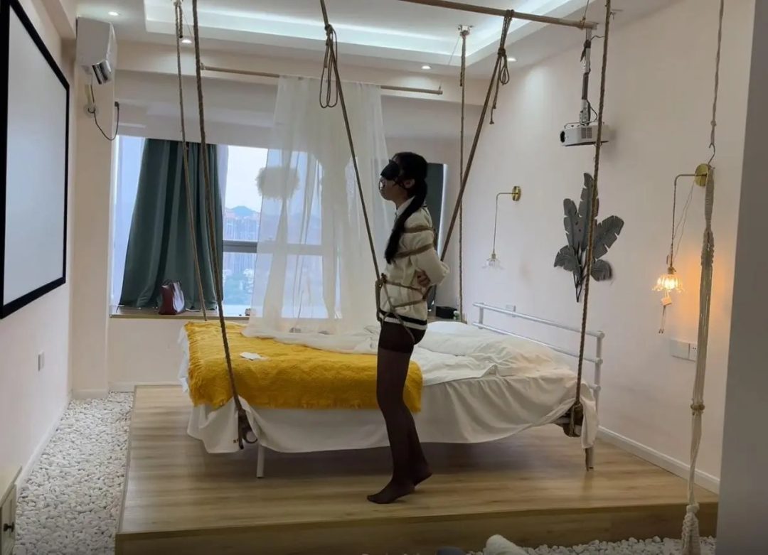 无内黑丝悬吊股绳 释放口水 打屁股 赤脚牵引走石子 强制分腿撕丝袜-1
