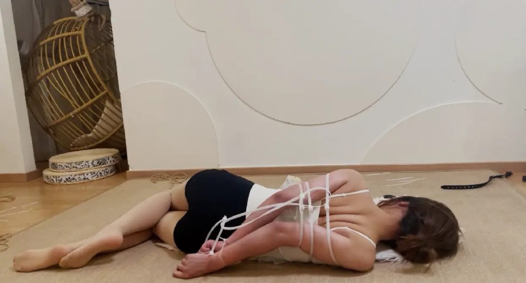绳艺日常：听说小凌最近迷上了健身？拉过来试试强度（结果被绑哭了）-7