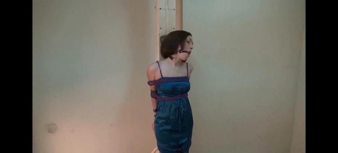被捆绑的蓝衣女子-2
