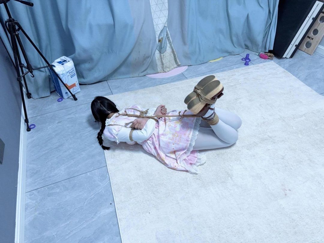 【咕咕】lo娘のDID逃生挑战2-驷马移动测试篇（3种姿势卖力挣扎移动、闻鞋气味惩罚、采访感受）-2