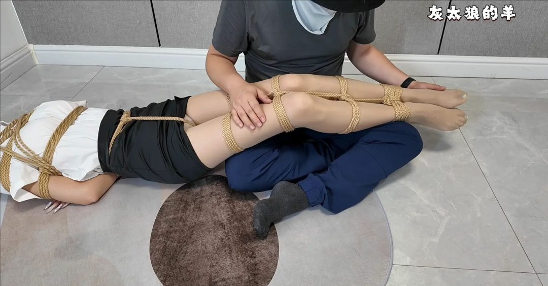 【灰太狼的羊】【客户定拍】享享身穿ol装被捆绑调教，被捂晕后吊起腿来挠痒痒，视觉效果拉满-4