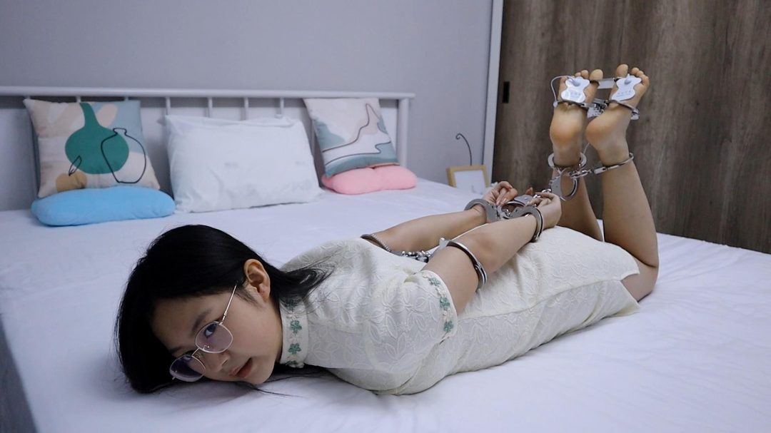 幼师果果向孩子们投毒被捕 审讯审判处决挠脚挠全身TK 手铐脚铐脚镣 真实18岁高中生-4