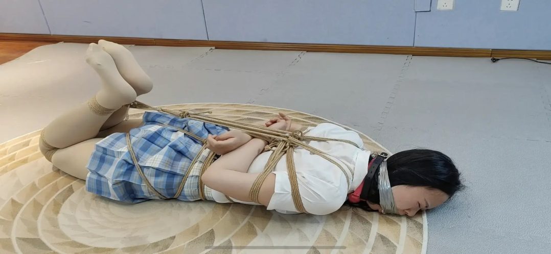 《孟芳海老缚和驷马紧缚放置访谈》两款大号口球和丝袜堵嘴，放置崩溃-5