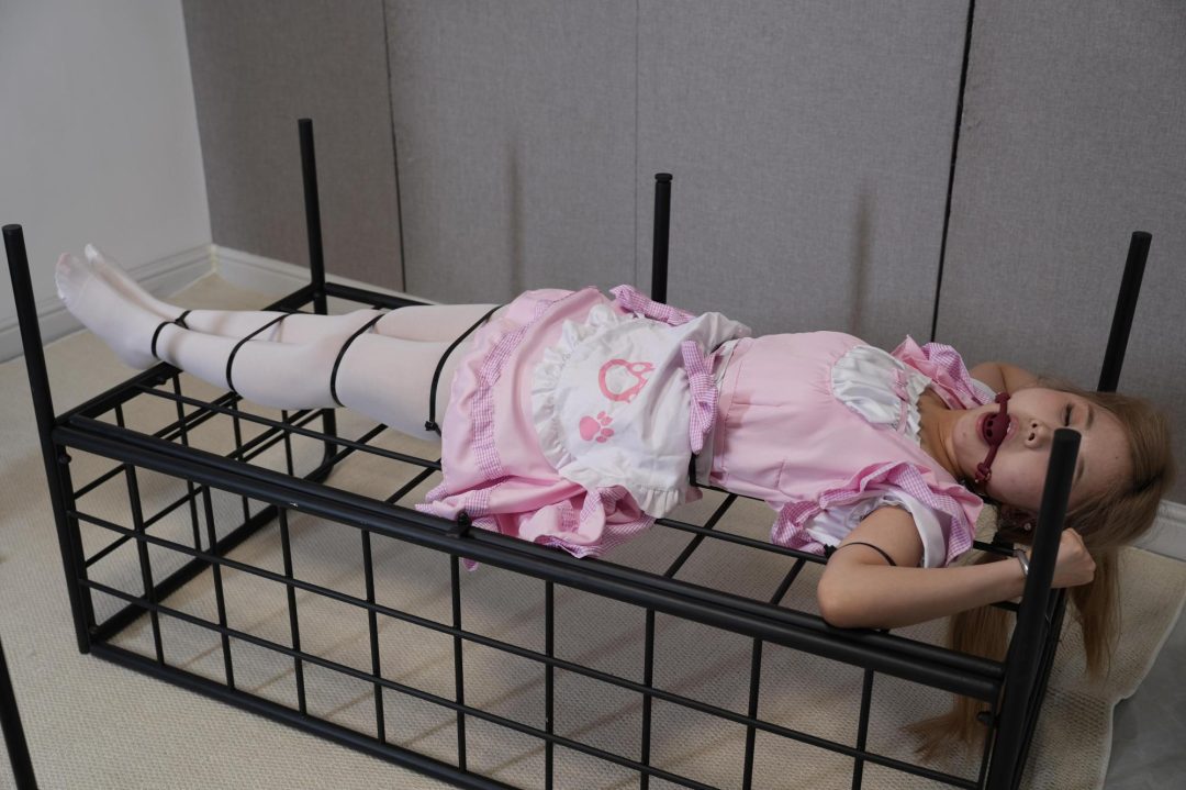 【灰太狼的羊】【客户定拍】粉衣女仆甜甜超长时间挠痒痒，各种道具轮流使用，叠加口球堵嘴，全程痛苦惨叫呻吟【女仆装＋扎带＋口球＋手铐＋并腿缚＋挠痒痒】-7