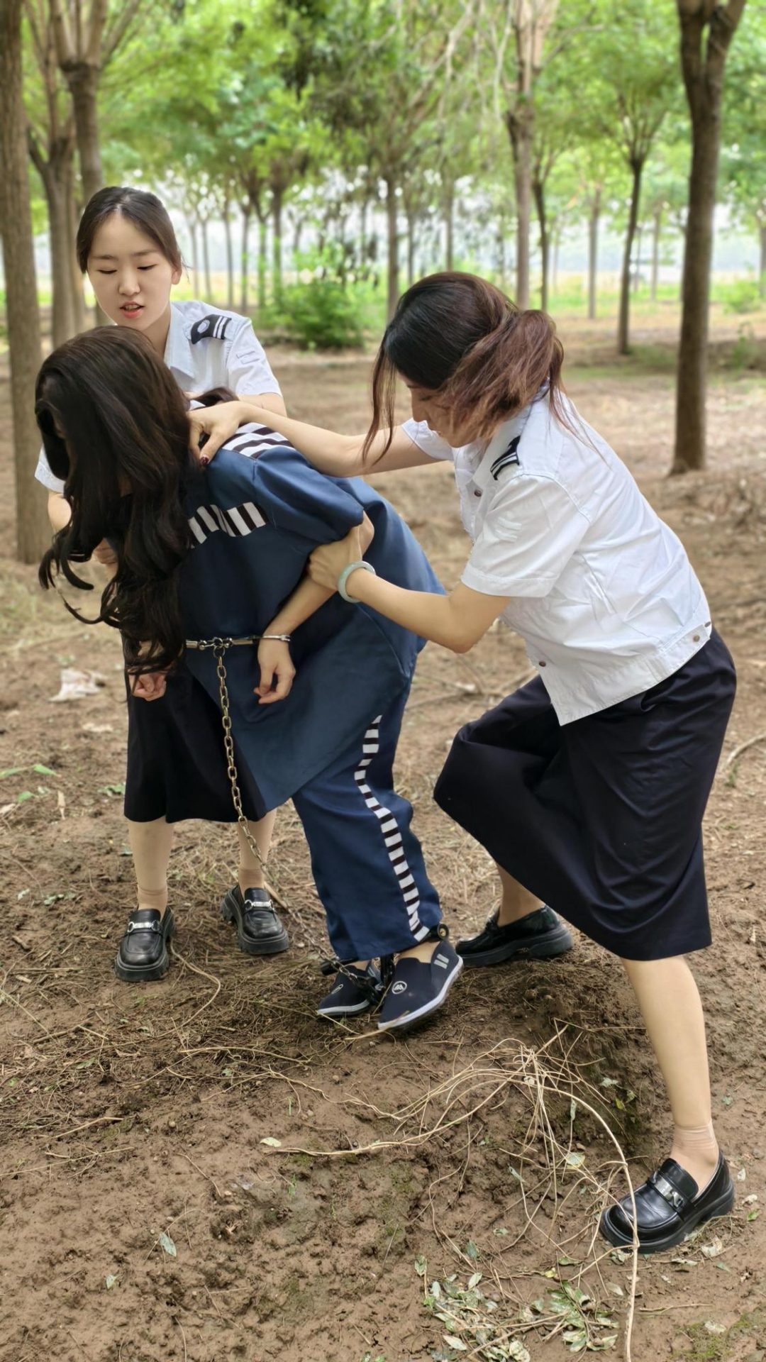 【忘忧社工作室】318 案（下集） 姐姐押马倩去家里指认完 现场-3