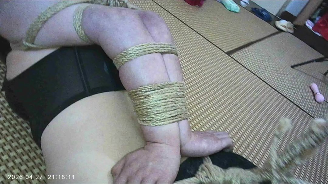 【绯影责束】直臂折腿脚掌合十吊屁股-5