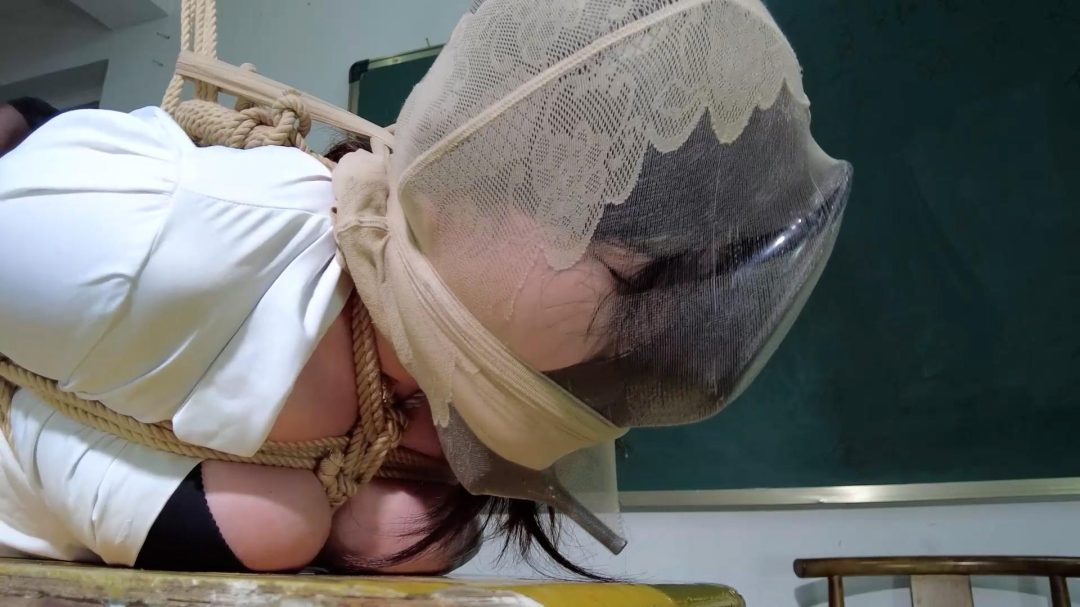 【樱束原创】《老师你也有今天》学生平常被老师打骂叫家长今天彻底爆发狠狠报复自己的老师！将她驷马捆绑在讲台上疯狂挠她痒痒！狠狠抽打屁屁！给她戴口球头套丝袜闻自己的臭鞋.-8