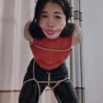 大学生小姐姐皮裤胶衣过膝长靴强制分腿后手吊缚展示流口水