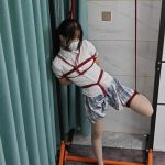 18岁新模特被单腿吊起来，被tk 妹子躲闪无用，被无限折磨至哭